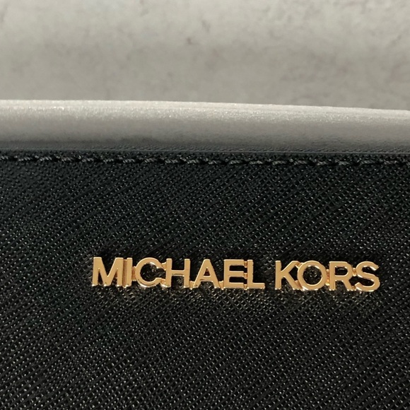 Michael Kors Black Leather Jet Set Item 
E W Zip Crossbody Bag Gold Hardware - Picture 3 of 10